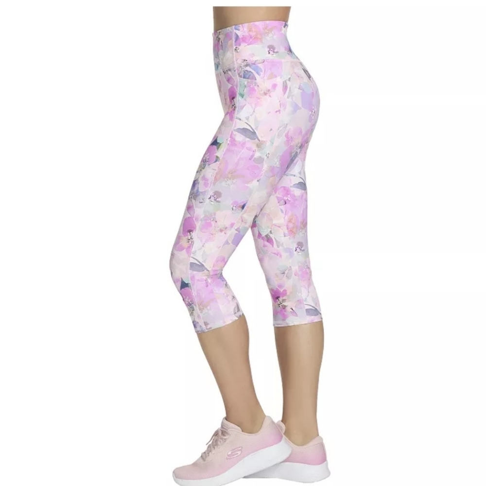 Women's Sendara Seascape Floral Capri Leggings There's a pocket on the sides